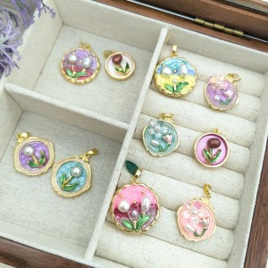 قلادة الطلاء بالزيت عتيقة