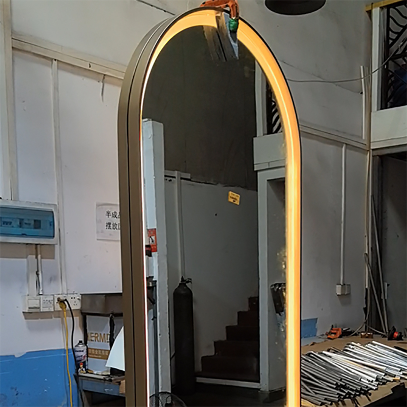 مصباح Zotye المصنوع من الفولاذ المقاوم للصدأ المتكامل ومرآة ذكية من الفولاذ المقاوم للصدأ القابل للتخصيص